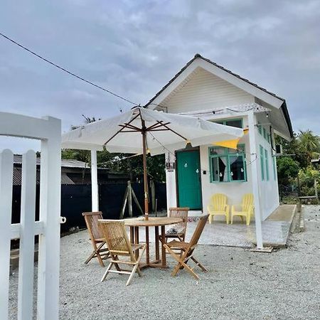 Villa Sea Kecil Tiny House Near Jetty Of Kuala Besut Kampong Nail Esterno foto
