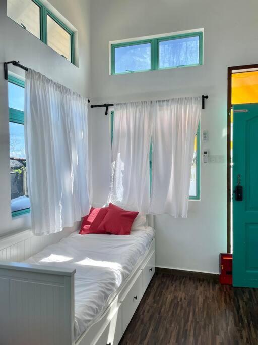 Villa Sea Kecil Tiny House Near Jetty Of Kuala Besut Kampong Nail Esterno foto